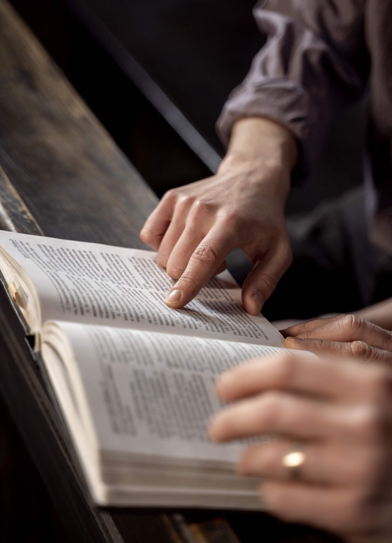 Persona leyendo la Biblia